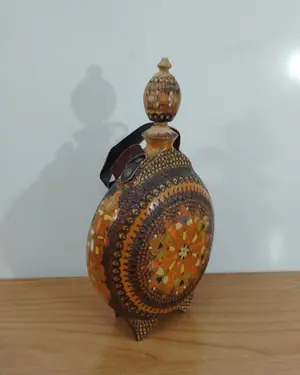 Cantimplora de madera tallada y pintada - miniatura 2