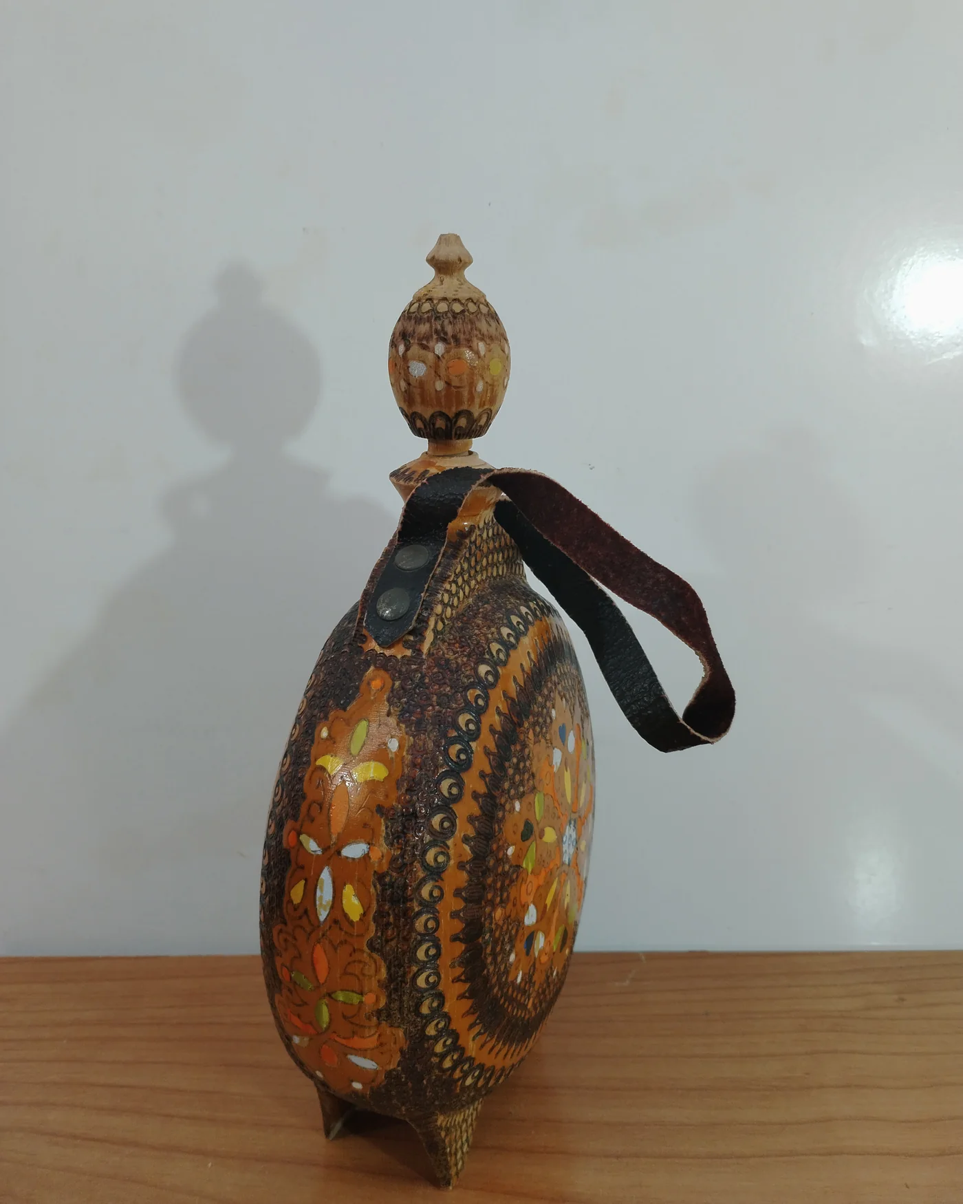Cantimplora de madera tallada y pintada - imagen 4