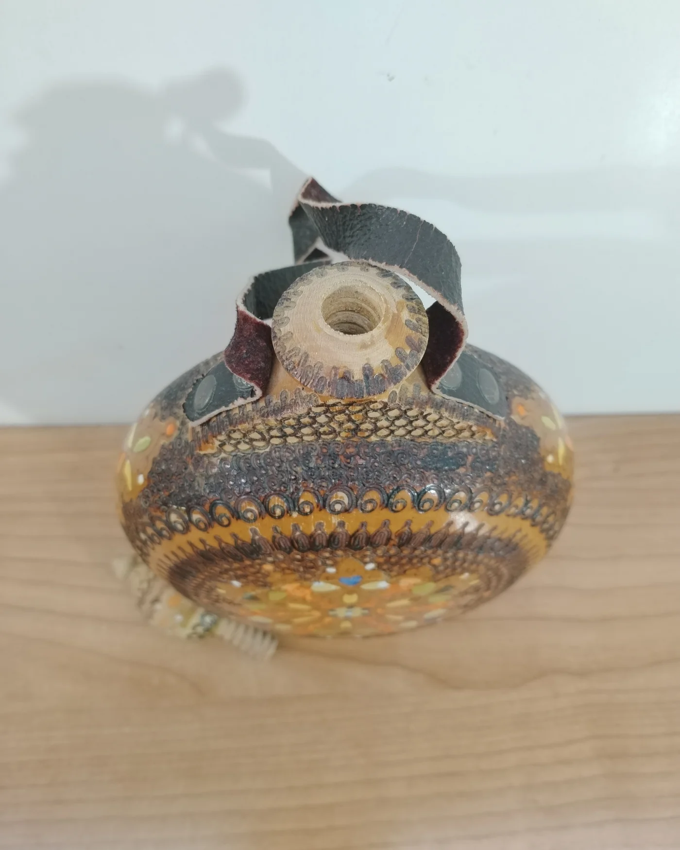 Cantimplora de madera tallada y pintada - imagen 6