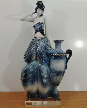 Escultura cerámica mujer con ánfora Galos - miniatura 1