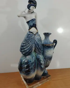Escultura cerámica mujer con ánfora Galos - miniatura 2
