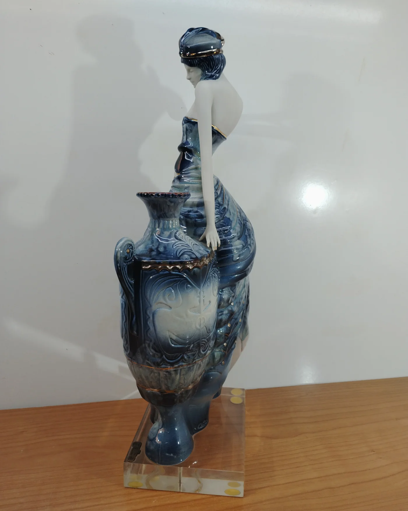 Escultura cerámica mujer con ánfora Galos - imagen 5