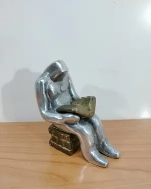 Escultura de latón y acero de hombre leyendo - miniatura 1