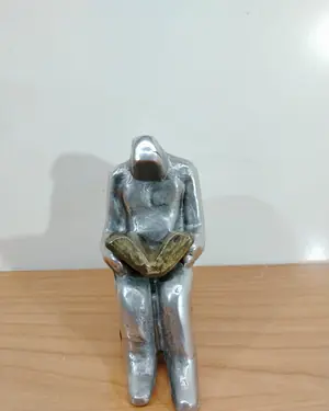 Escultura de latón y acero de hombre leyendo - miniatura 2