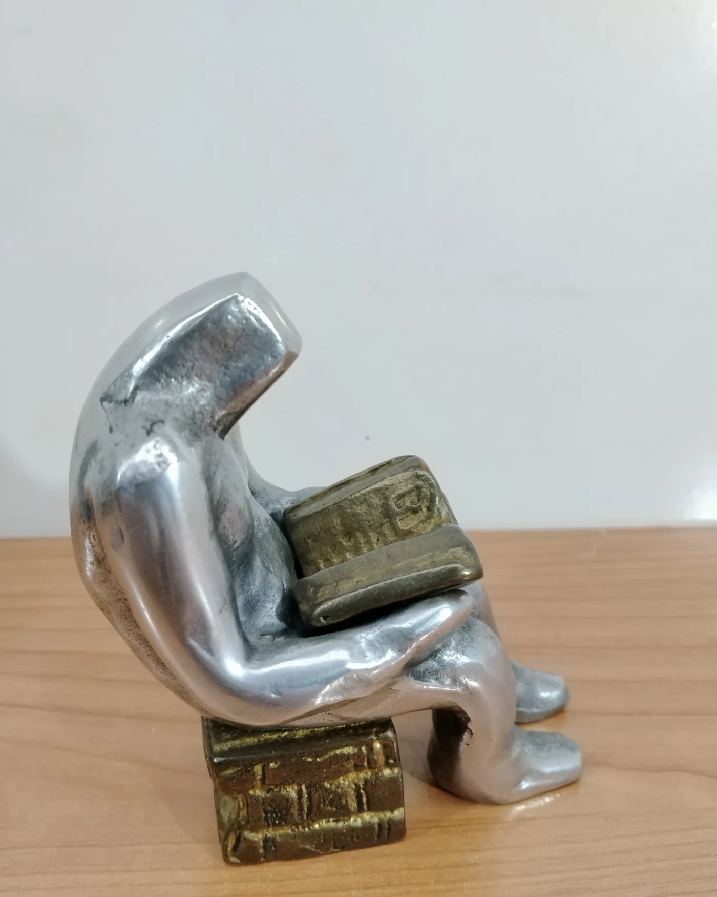 Escultura de latón y acero de hombre leyendo - imagen 3