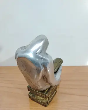 Escultura de latón y acero de hombre leyendo - miniatura 4