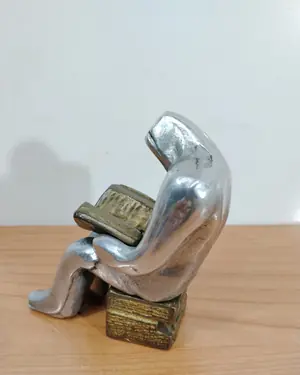 Escultura de latón y acero de hombre leyendo - miniatura 5