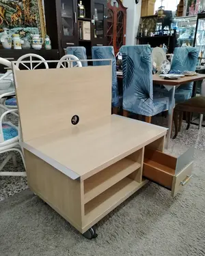 Mueble de televisión con ruedas y cajón - miniatura 4