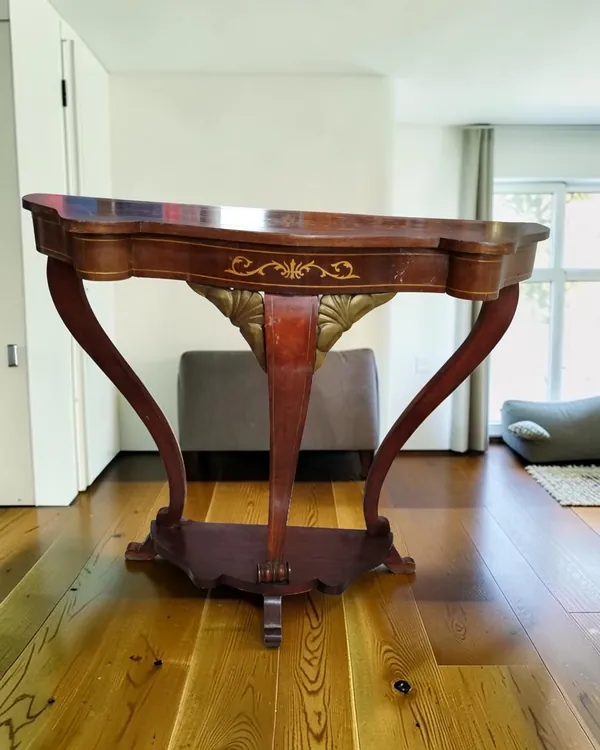 Consola de estilo barroco con marquetería dorada