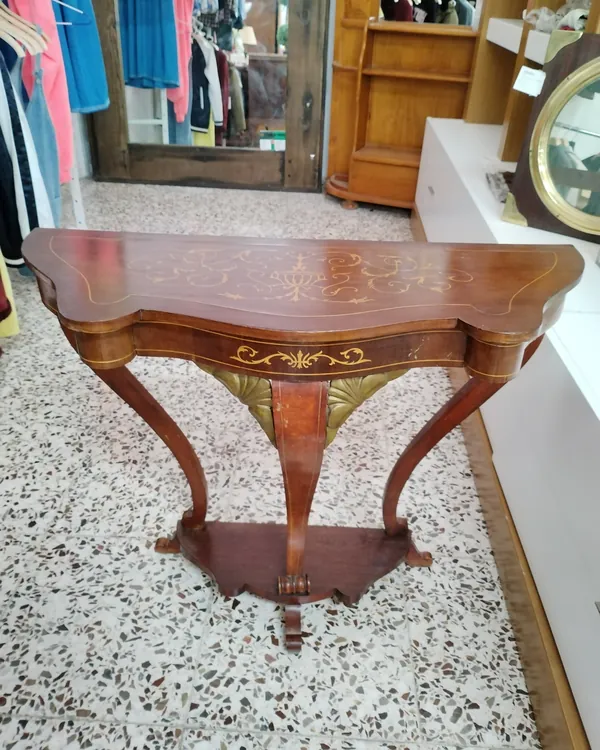 Consola de estilo barroco con marquetería dorada