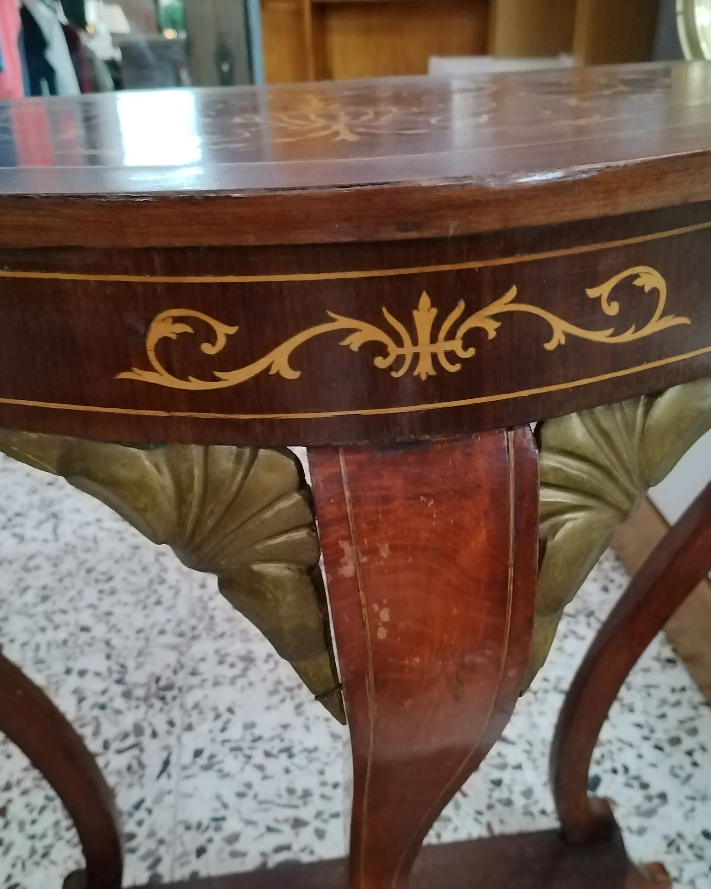 Consola de estilo barroco con marquetería dorada - imagen 3