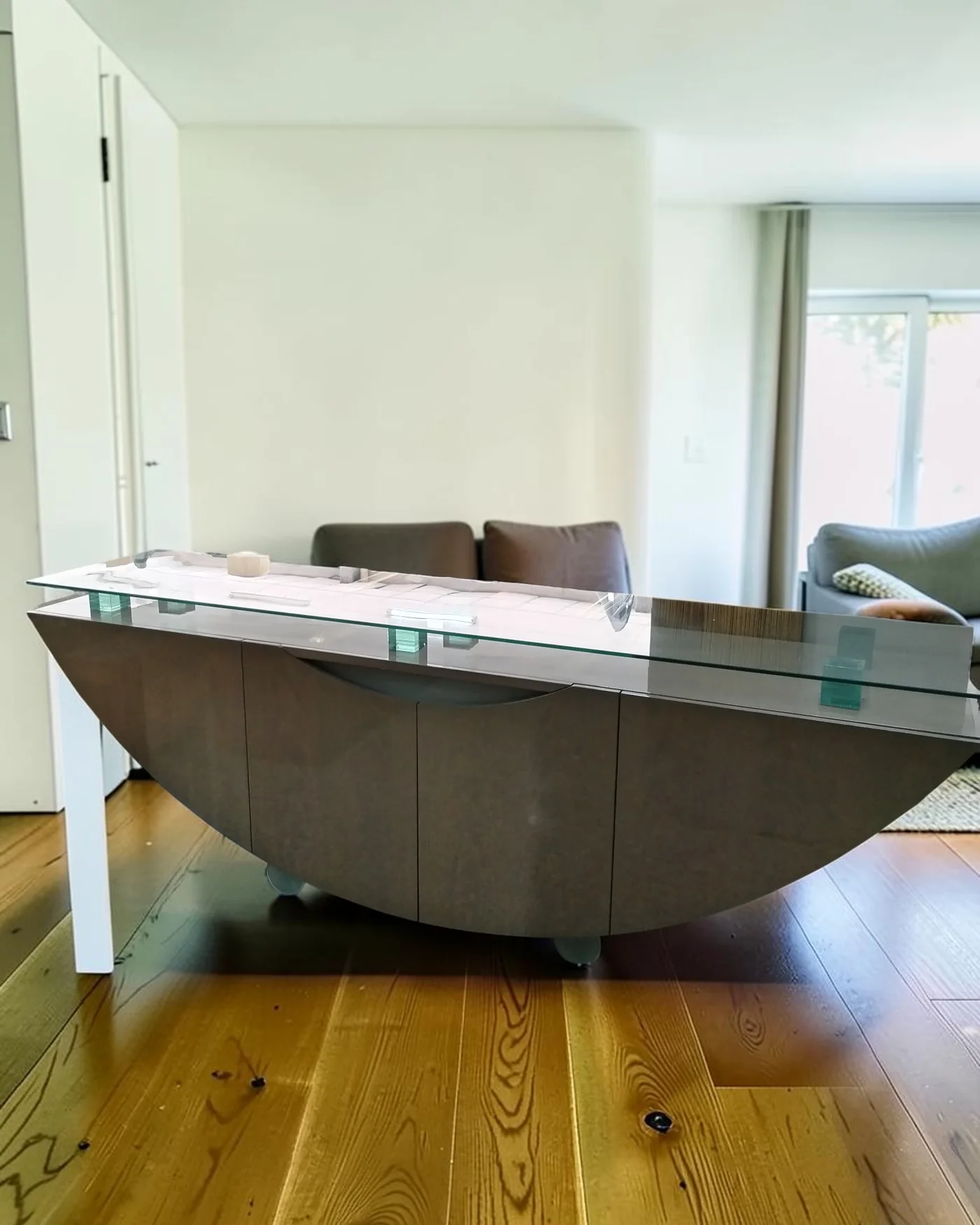 Aparador moderno de cristal y madera - imagen 1