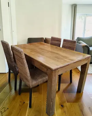 Mesa de comedor rústica con 4 sillas de fibra natural - miniatura 1