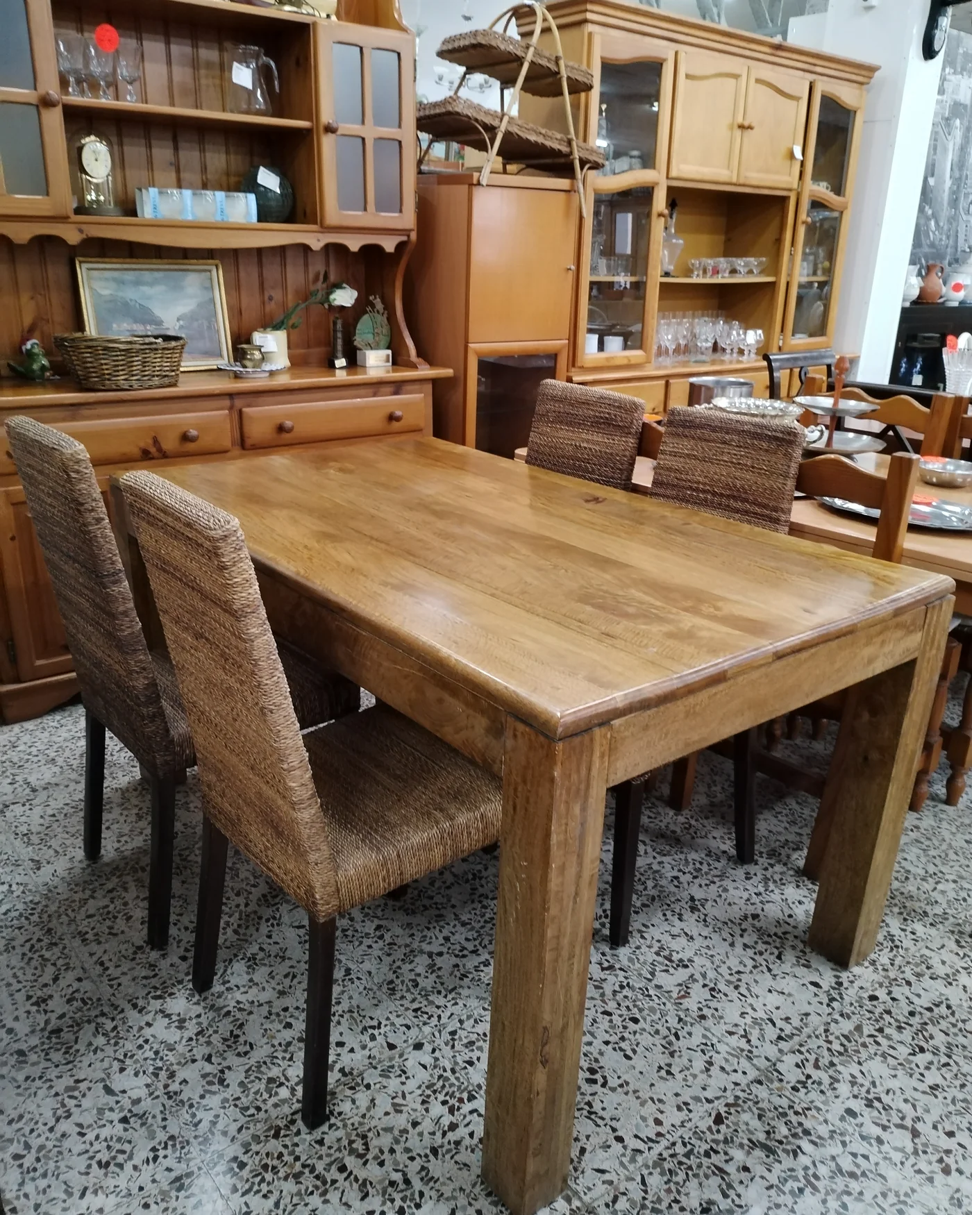 Mesa de comedor rústica con 4 sillas de fibra natural - imagen 2