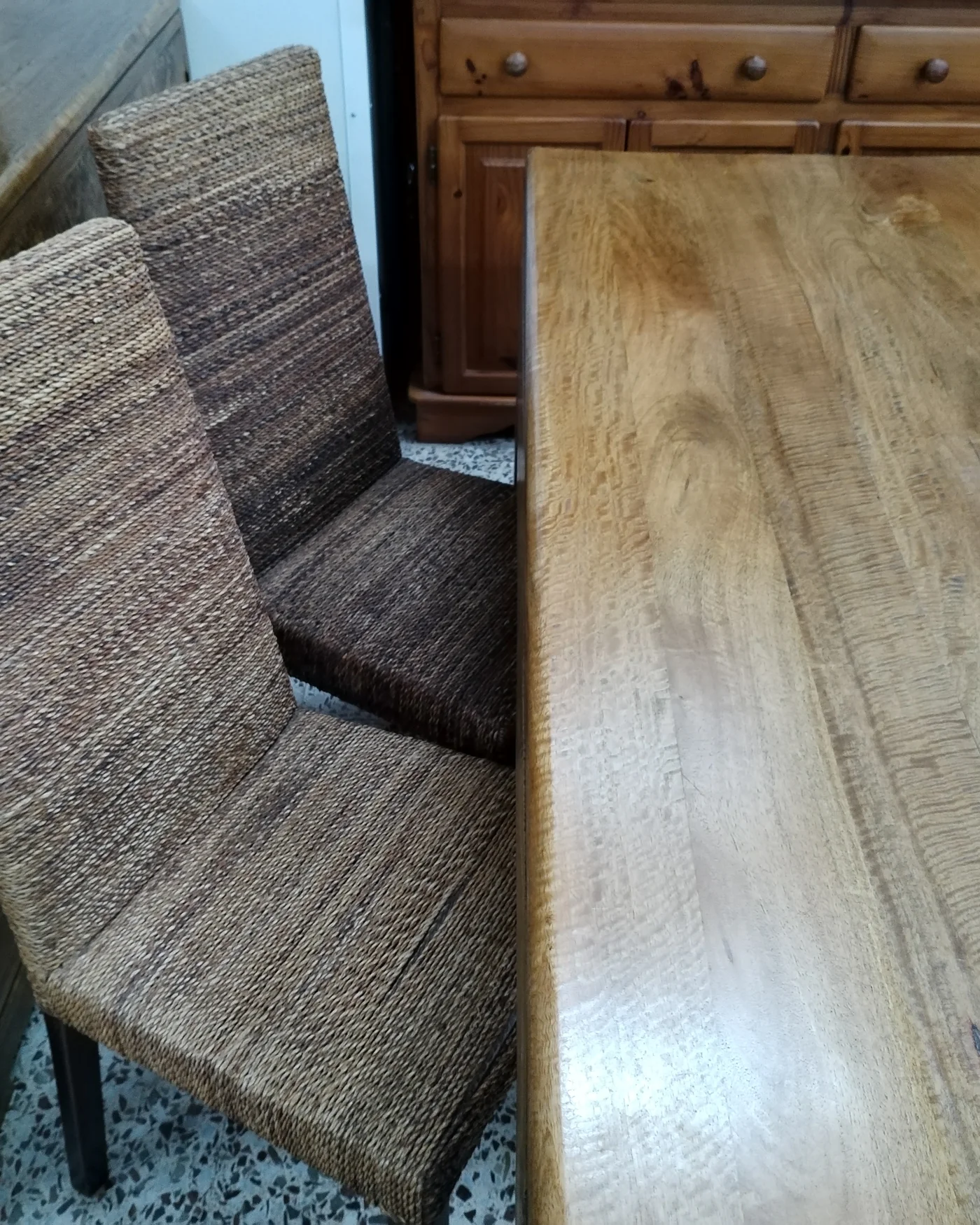 Mesa de comedor rústica con 4 sillas de fibra natural - imagen 4