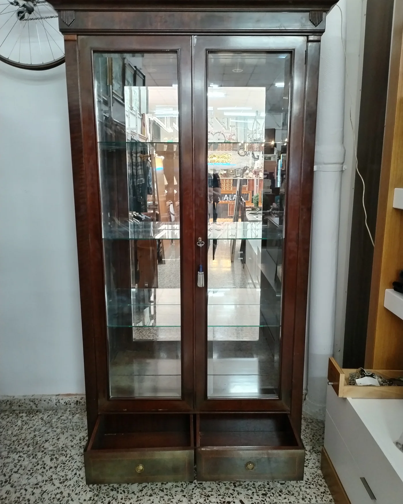 Vitrina de caoba y cristal - imagen 2