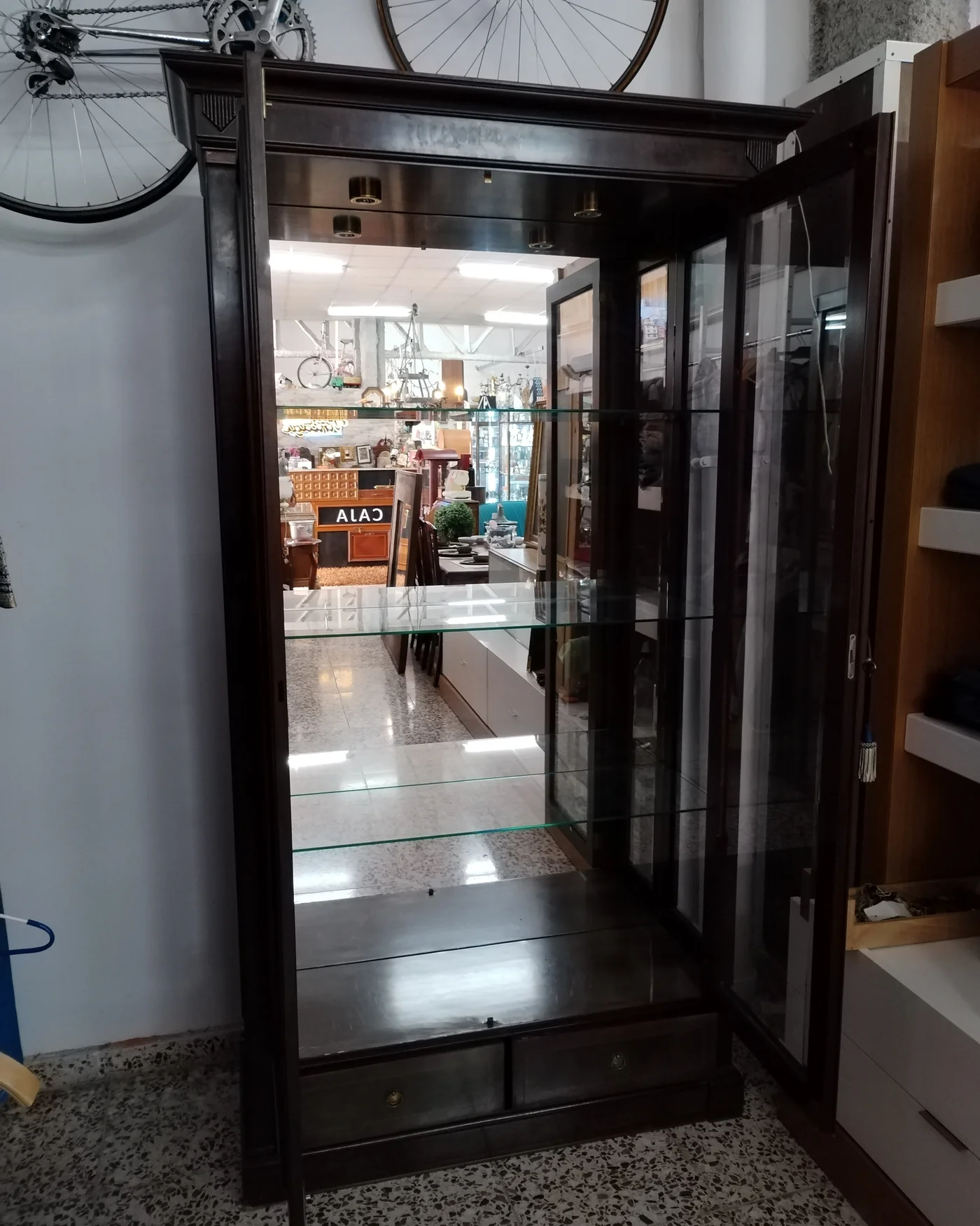 Vitrina de caoba y cristal - imagen 3