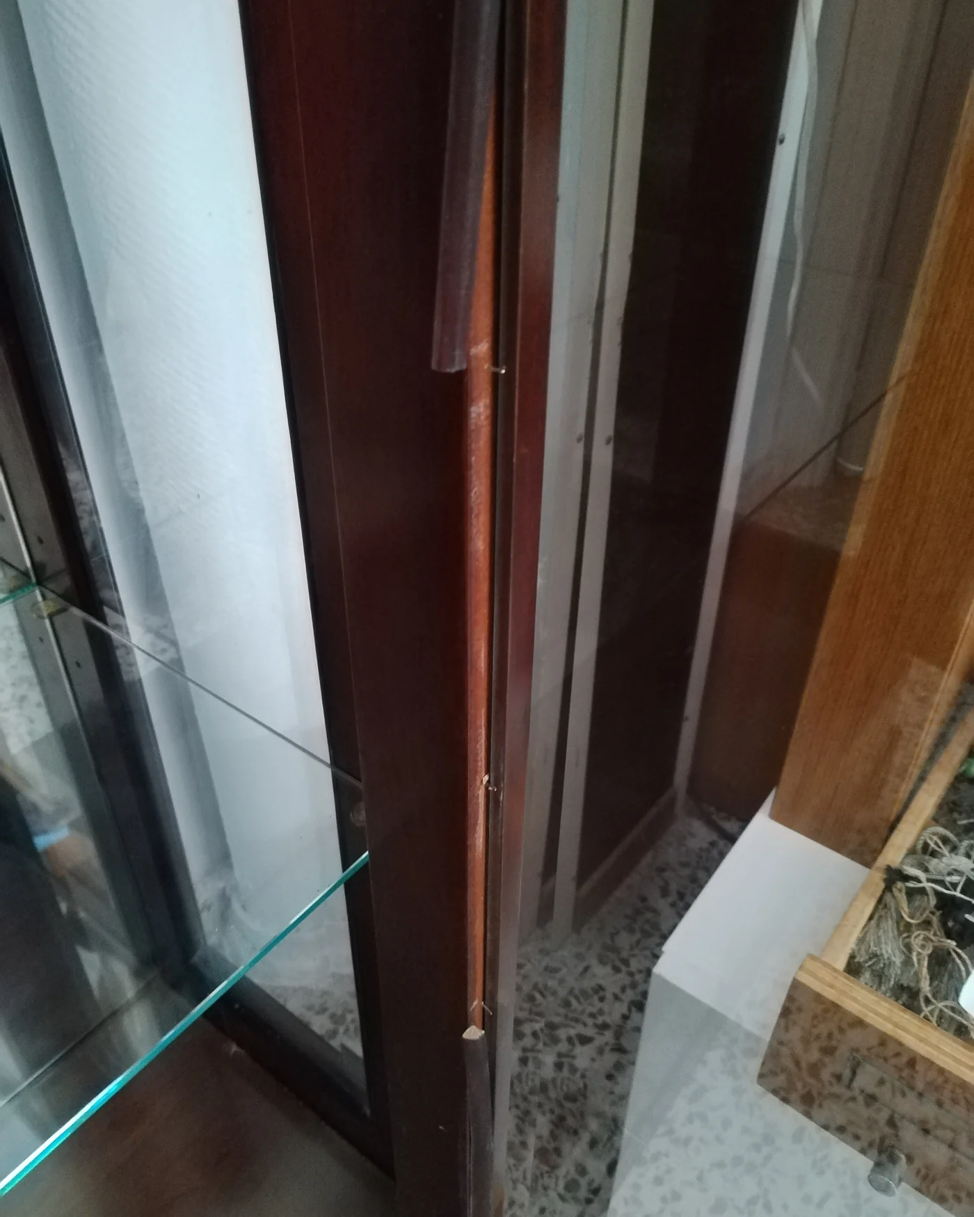 Vitrina de caoba y cristal - imagen 4
