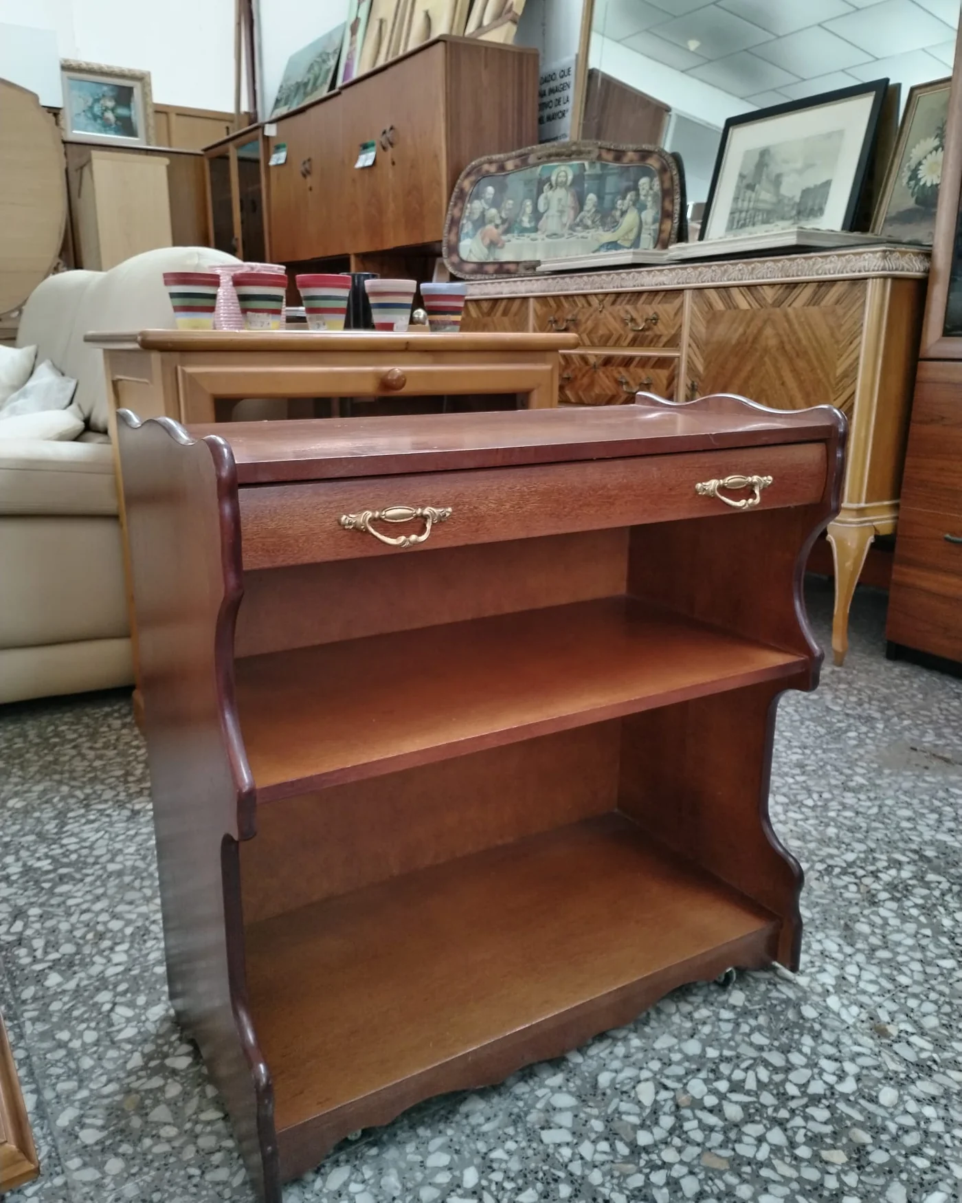 Mueble auxiliar de salón vintage con cajón y ruedas - imagen 2