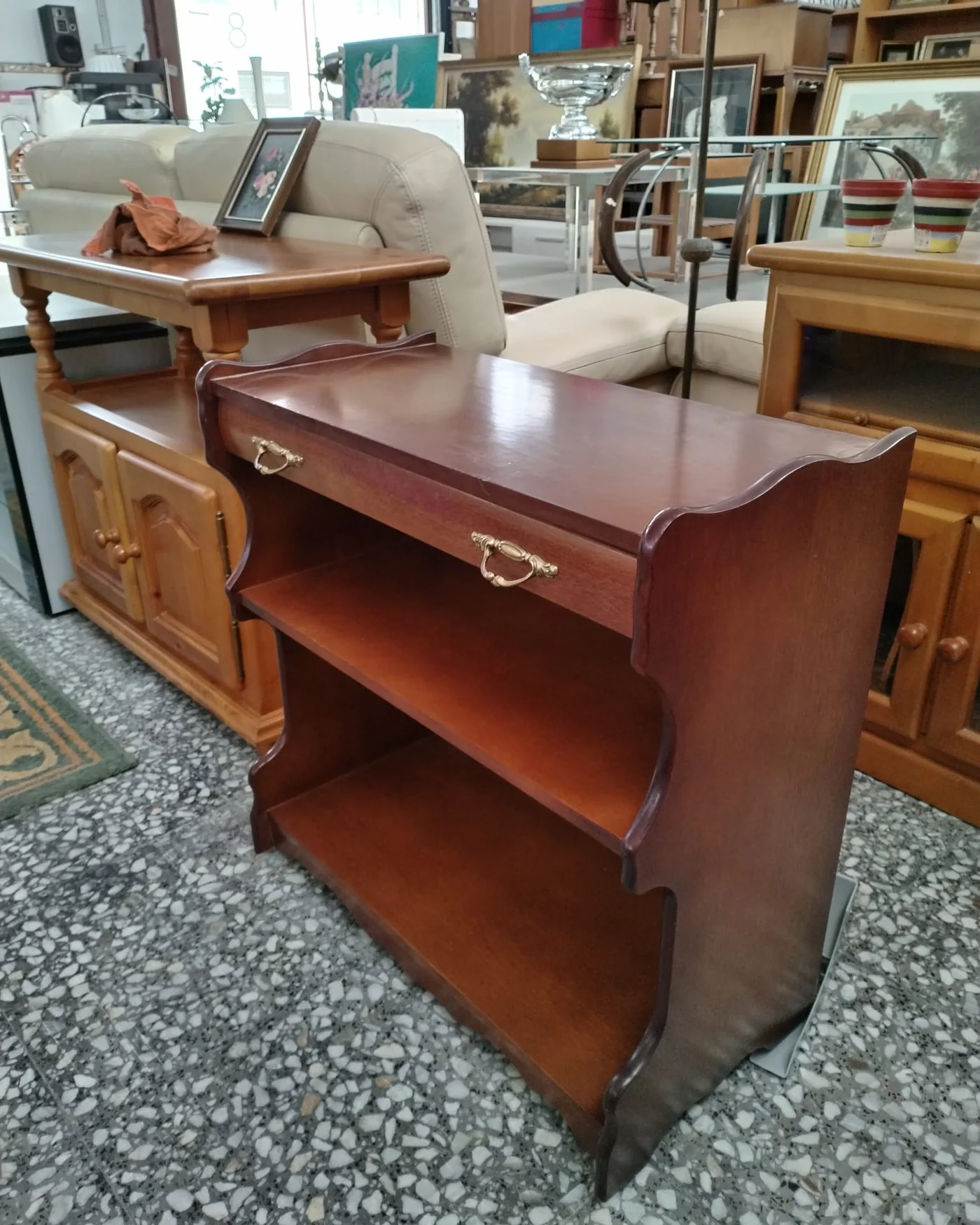 Mueble auxiliar de salón vintage con cajón y ruedas - imagen 3