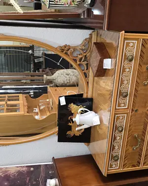 Tocador de madera estilo victoriano con espejo - miniatura 1
