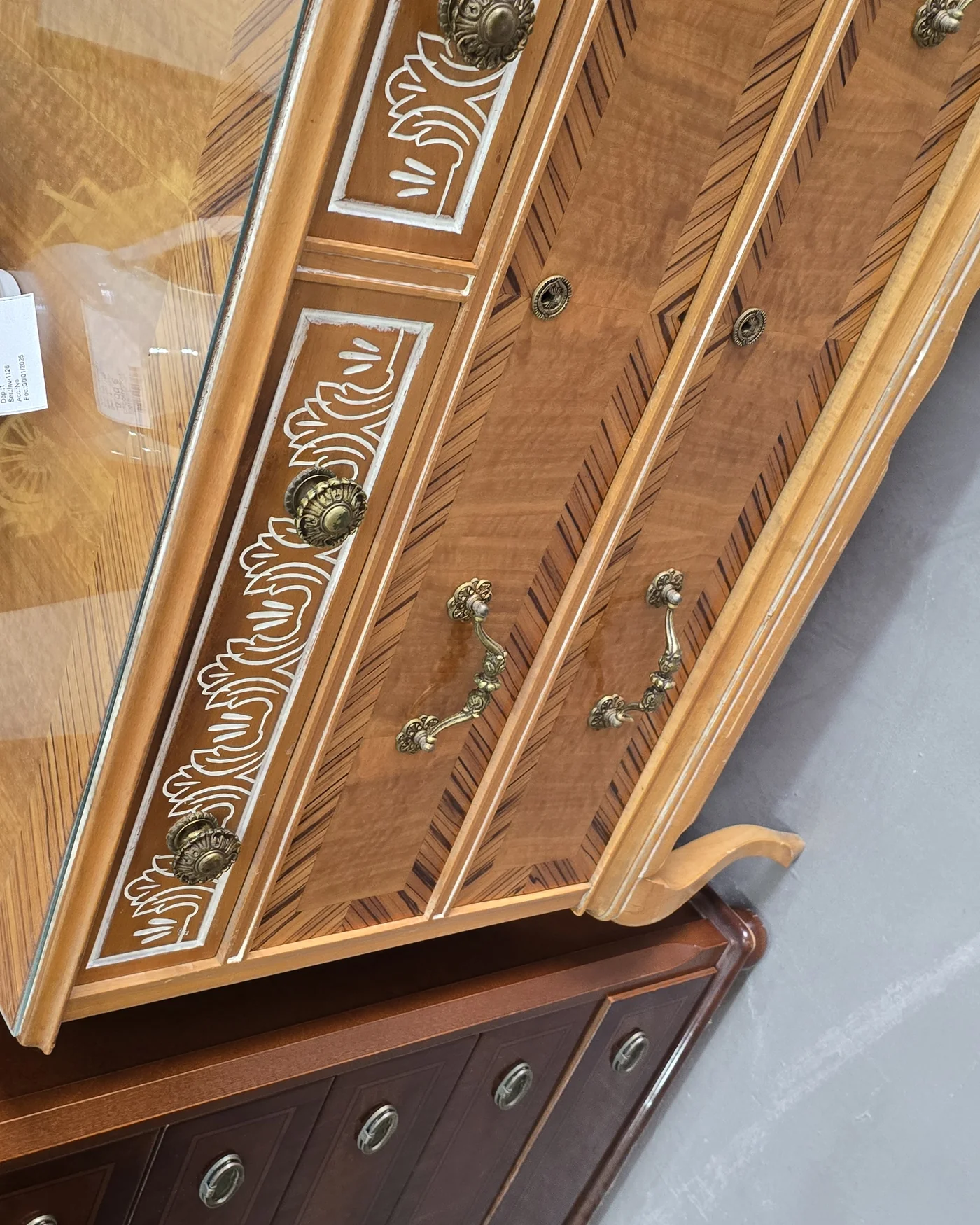 Tocador de madera estilo victoriano con espejo - imagen 3