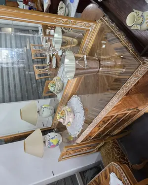 Gran aparador victoriano de madera con marquinería y tiradores de latón - miniatura 1