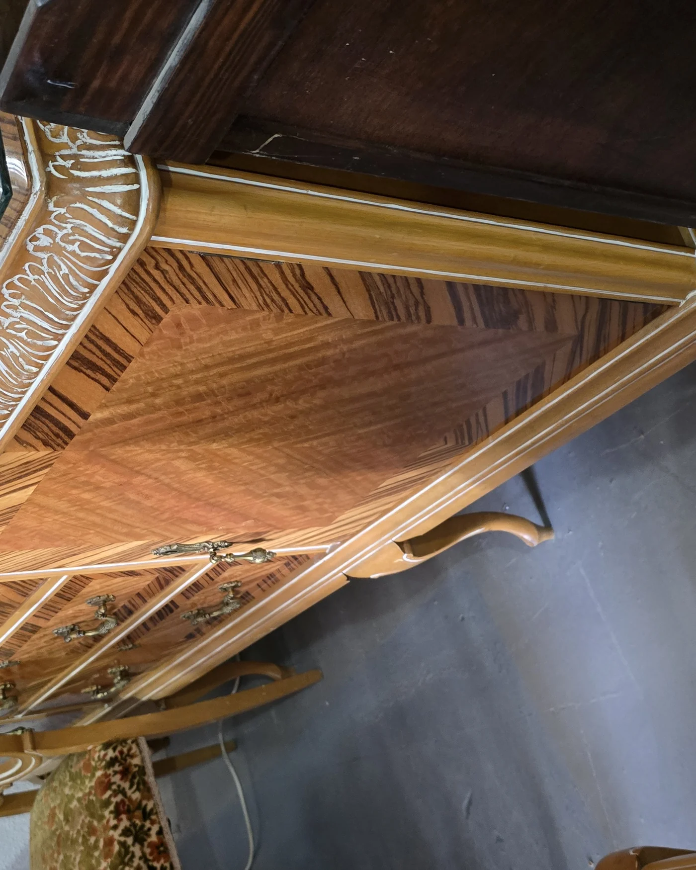 Gran aparador victoriano de madera con marquinería y tiradores de latón - imagen 2