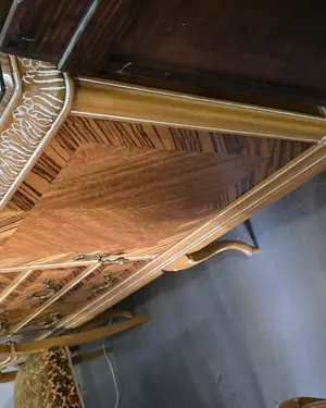 Gran aparador victoriano de madera con marquinería y tiradores de latón - miniatura 2