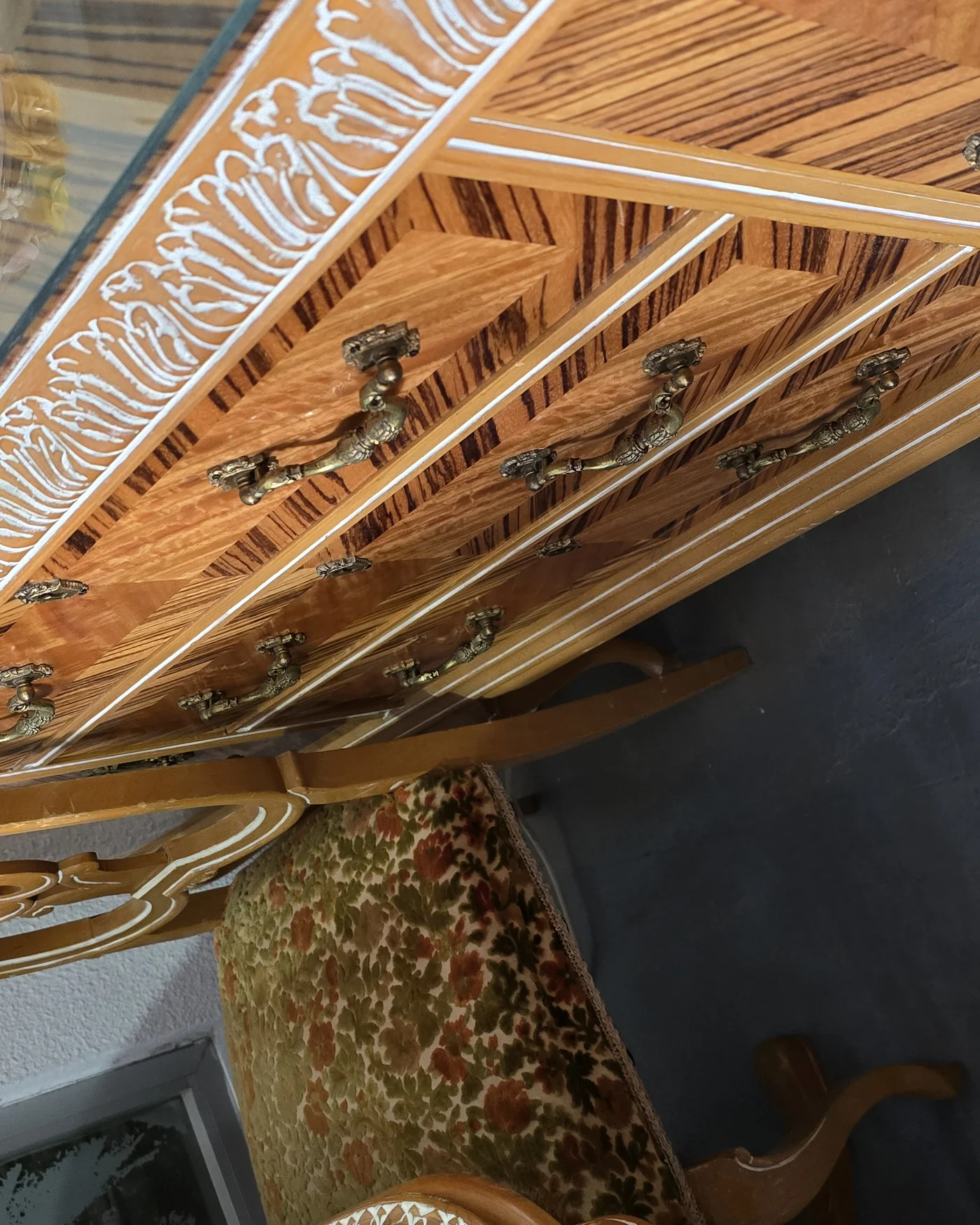 Gran aparador victoriano de madera con marquinería y tiradores de latón - imagen 3