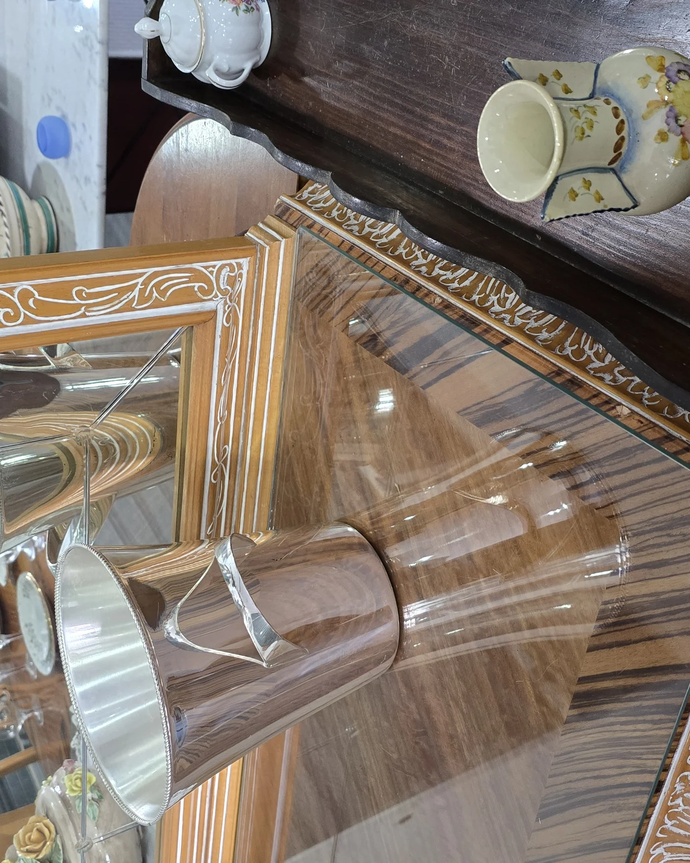 Gran aparador victoriano de madera con marquinería y tiradores de latón - imagen 5
