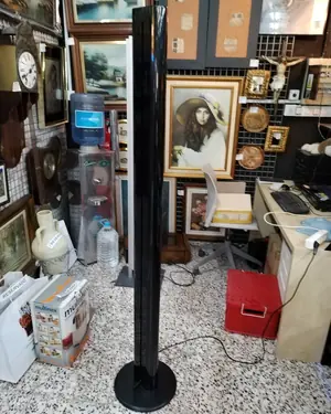 Lámpara de pie de diseño en negro - miniatura 1