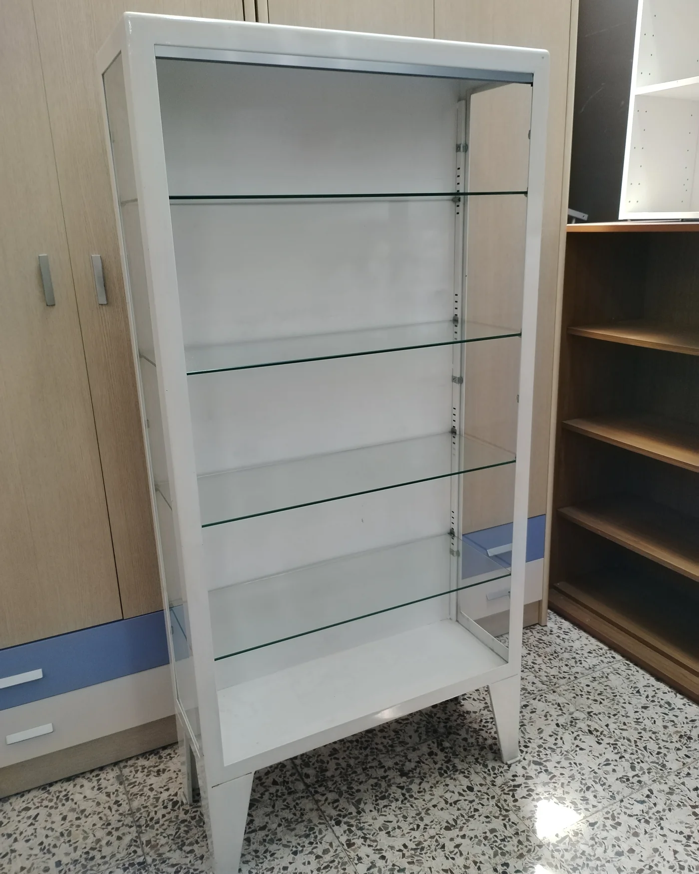 Vitrina exhibidora blanca con estantes de cristal - imagen 3