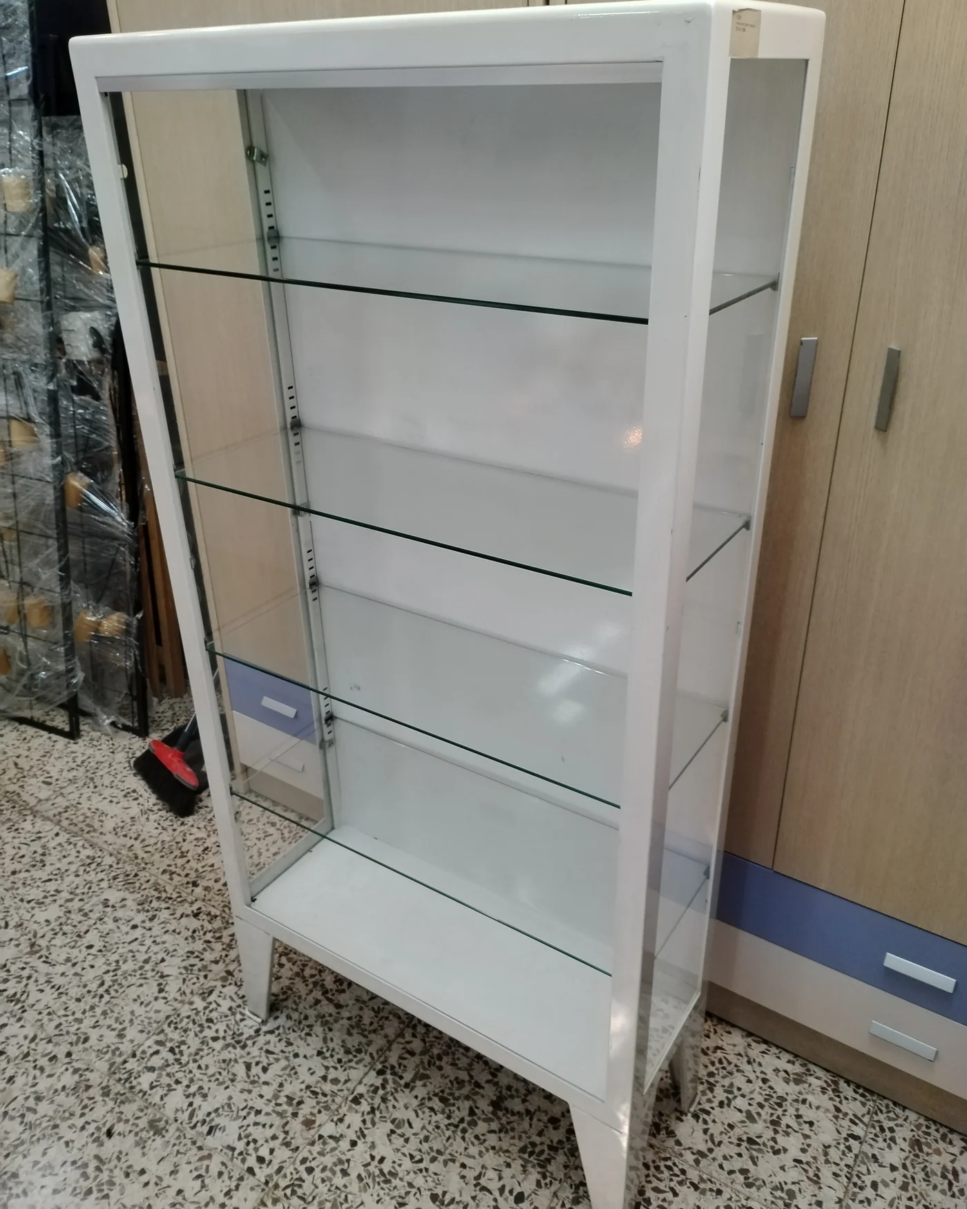 Vitrina exhibidora blanca con estantes de cristal - imagen 5
