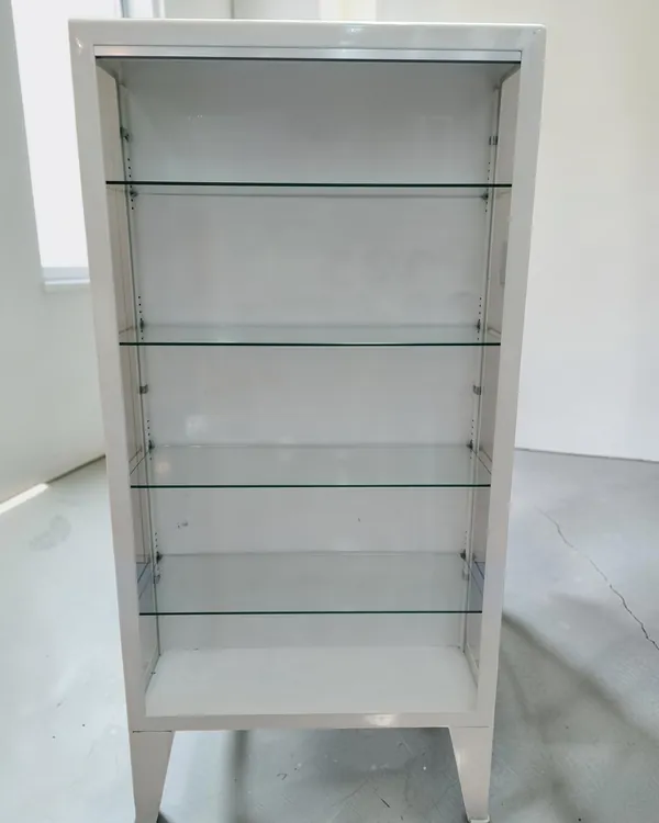 Vitrina exhibidora blanca con estantes de cristal