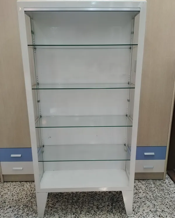 Vitrina exhibidora blanca con estantes de cristal