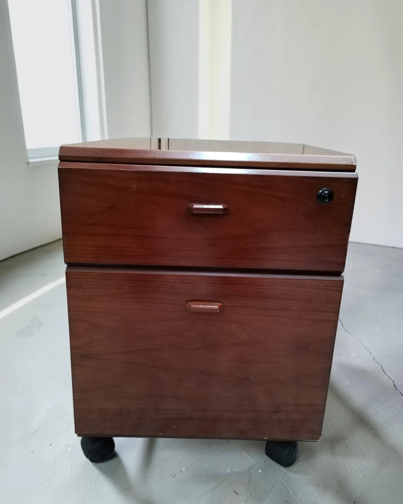 Cajonera archivador de oficina con dos cajones y ruedas - imagen 1