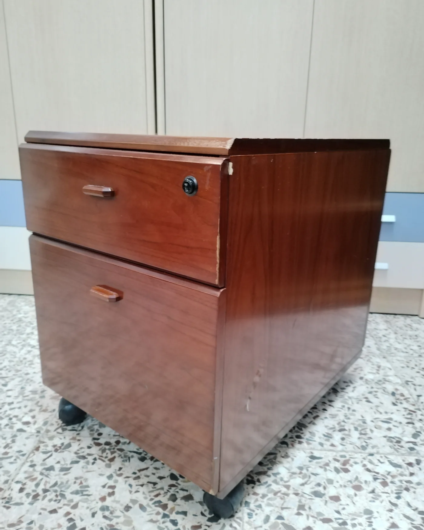 Cajonera archivador de oficina con dos cajones y ruedas - imagen 3