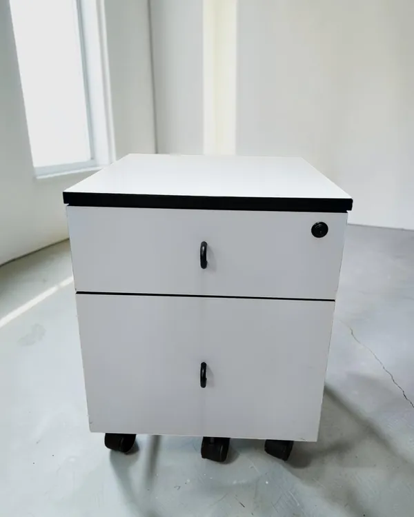 Archivador de oficina blanco con ruedas