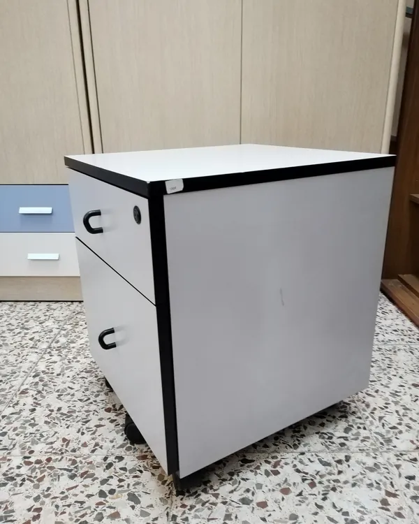Archivador de oficina blanco con ruedas