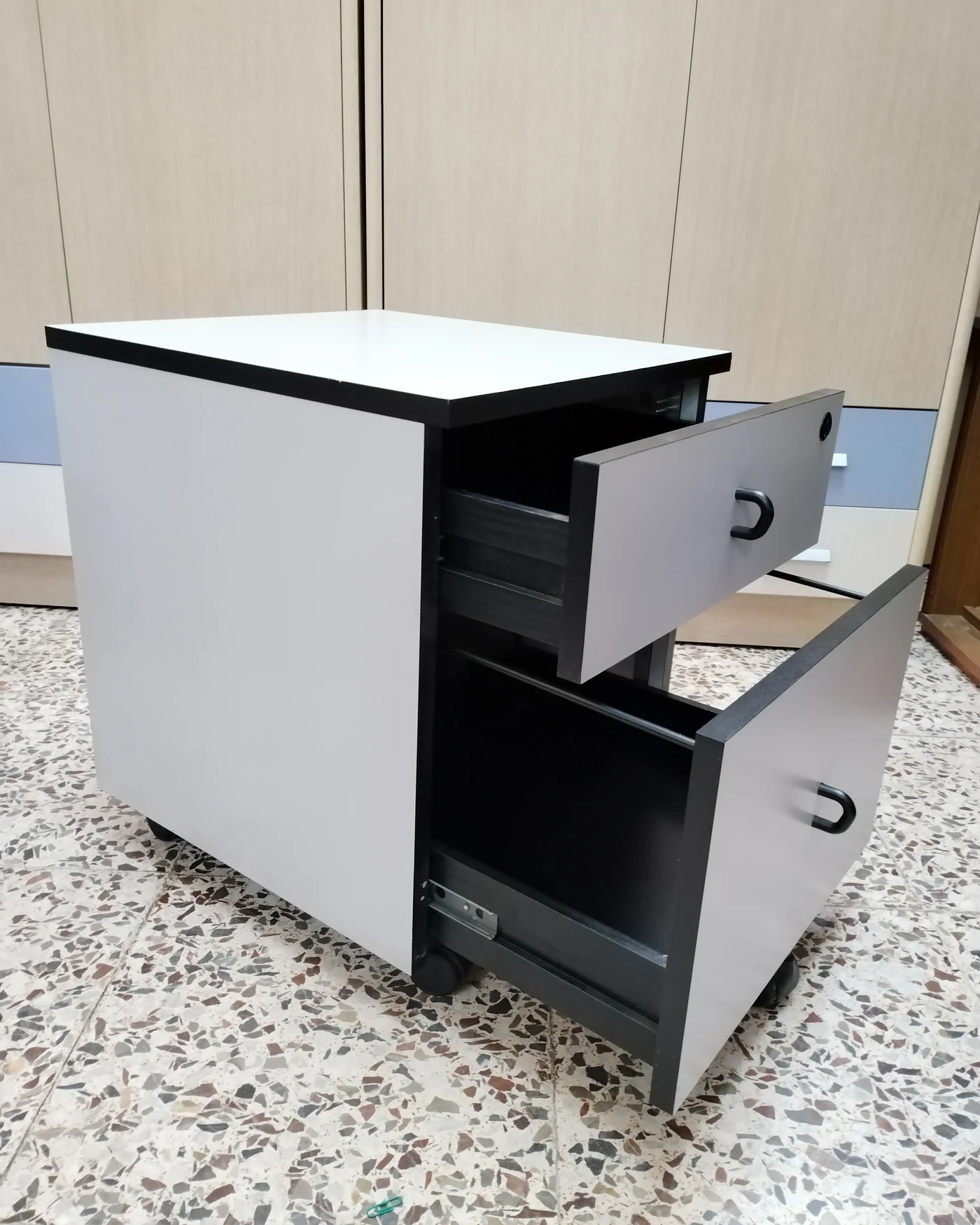 Archivador de oficina blanco con ruedas - imagen 3