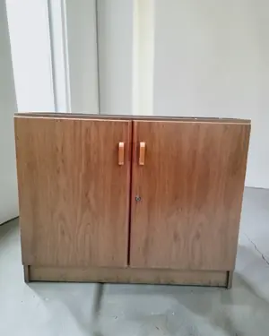 Mueble bajo de oficina vintage con dos puertas y estante interior - miniatura 1