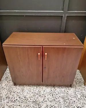 Mueble bajo de oficina vintage con dos puertas y estante interior - miniatura 2