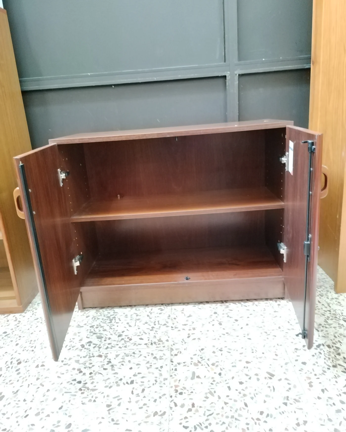 Mueble bajo de oficina vintage con dos puertas y estante interior - imagen 3