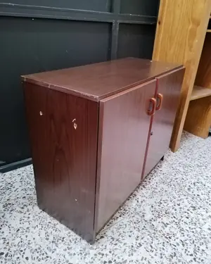 Mueble bajo de oficina vintage con dos puertas y estante interior - miniatura 4