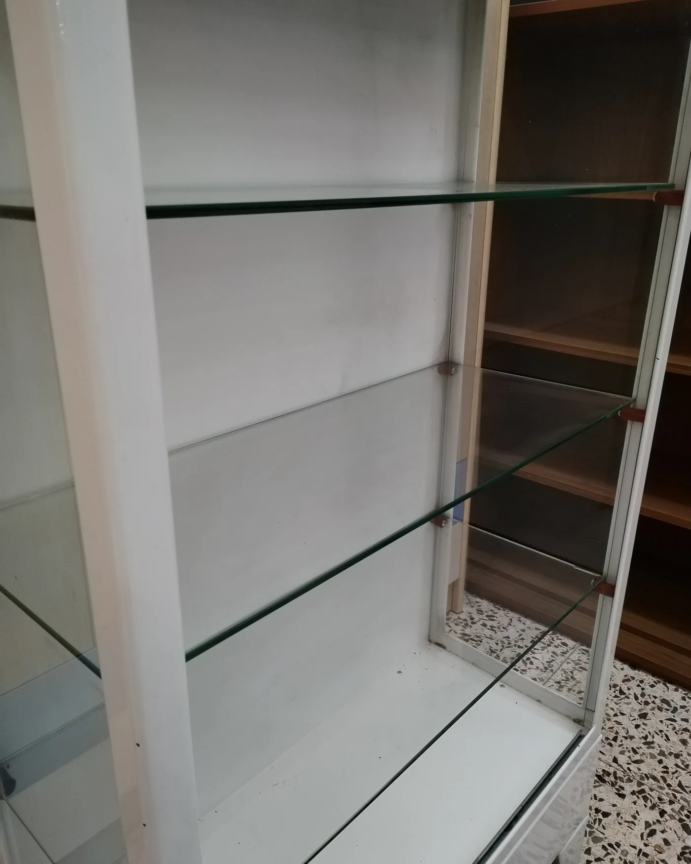 Antigua vitrina médica de metal con estantes de cristal - imagen 4