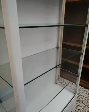 Antigua vitrina médica de metal con estantes de cristal - miniatura 4
