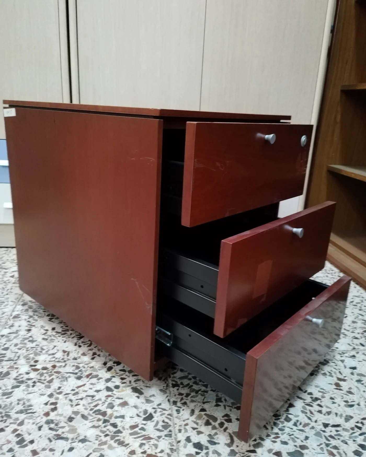 Cajonera archivador de oficina con tres cajones - imagen 4