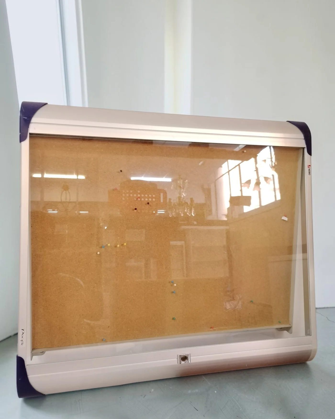 Tablón de anuncios de corcho con marco de aluminio - imagen 1