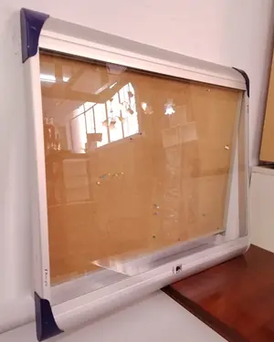 Tablón de anuncios de corcho con marco de aluminio - miniatura 2
